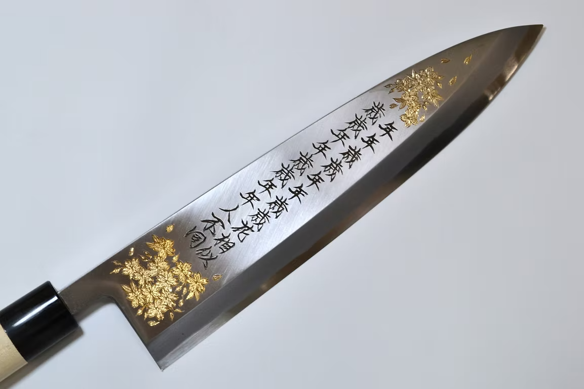 堺 孝行 窪田金屬飾雕刻 年年歲歲 白鋼 霞研 出刃 300mm 木蘭（口輪：水牛角） 握把