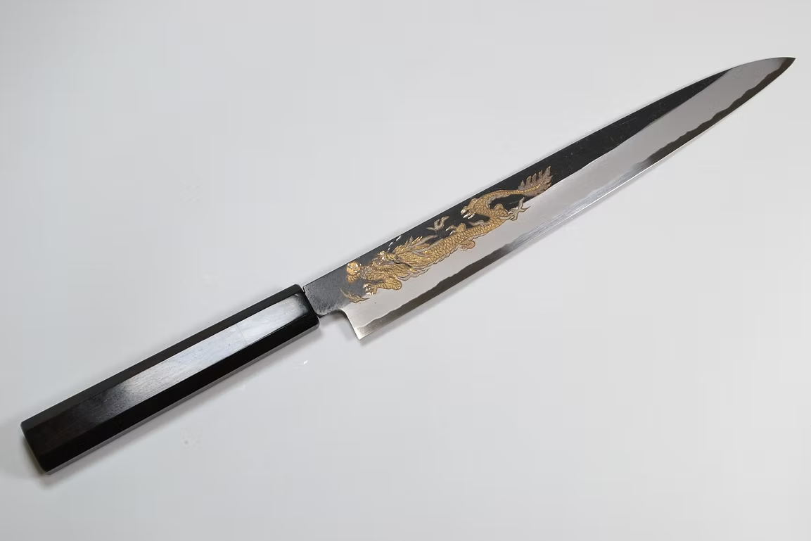 堺 孝行 窪田金屬飾雕刻 金龍 白鋼二號 黑打 筋引 240mm 黑檀（口輪：黑水牛銀輪） 握把