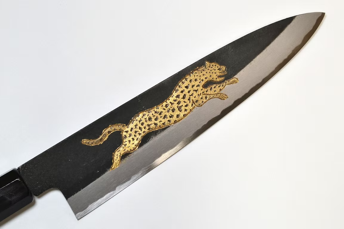 堺 孝行 窪田金屬飾雕刻 獵豹 白鋼二號 黑打 牛刀 210mm 黑檀（口輪：黑水牛銀輪） 握把