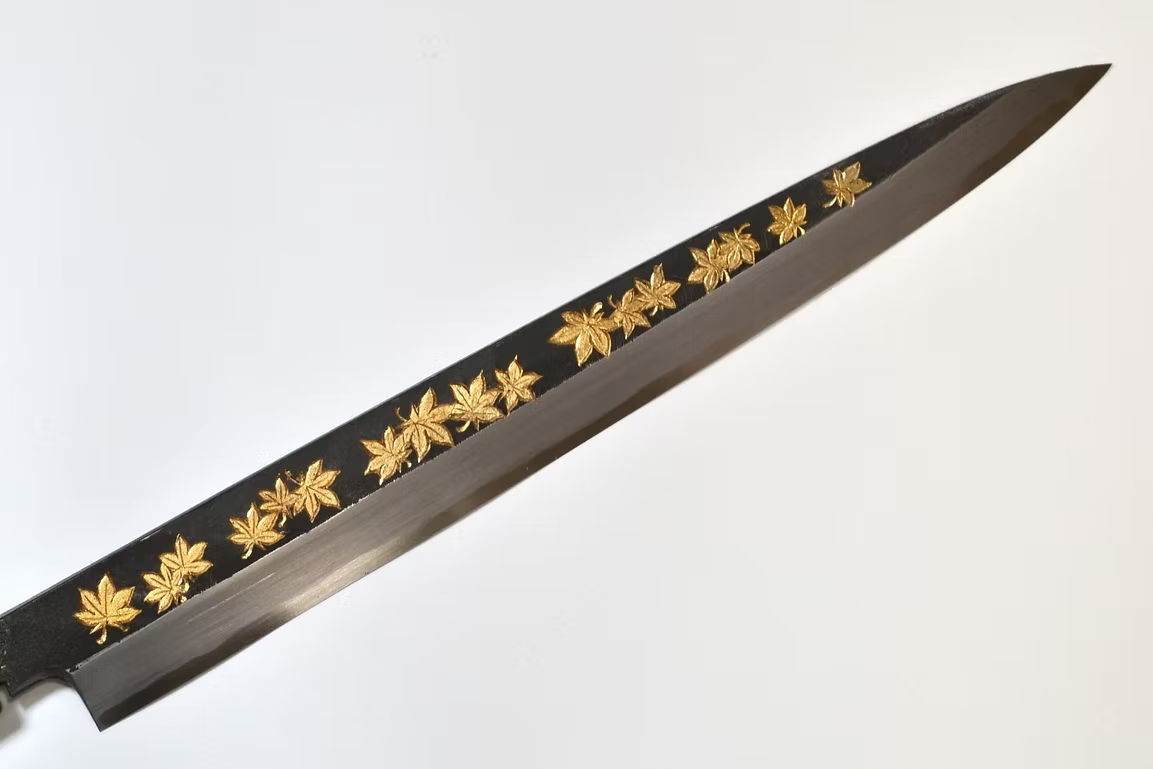 堺 孝行 窪田金雕刻 楓葉 白鋼二號 黑打 柳刃 270mm 黑檀（口輪：黑水牛銀輪） 握把