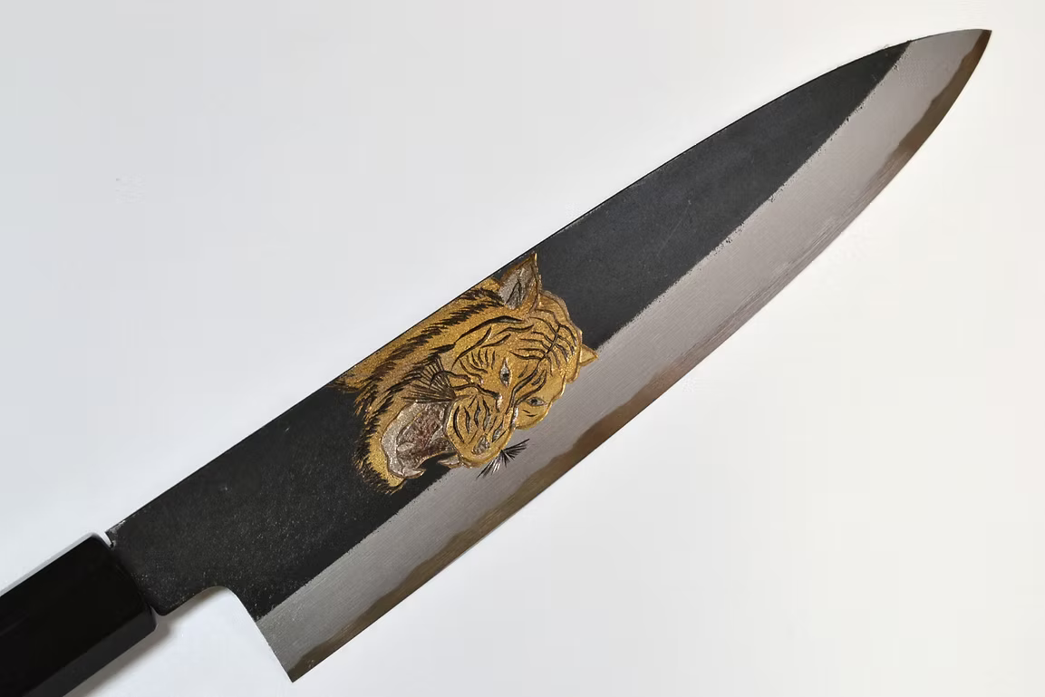 堺 孝行 窪田金屬飾雕刻 虎嘯 白鋼二號 黑打 牛刀 210mm 黑檀（口輪：黑水牛銀輪） 握把