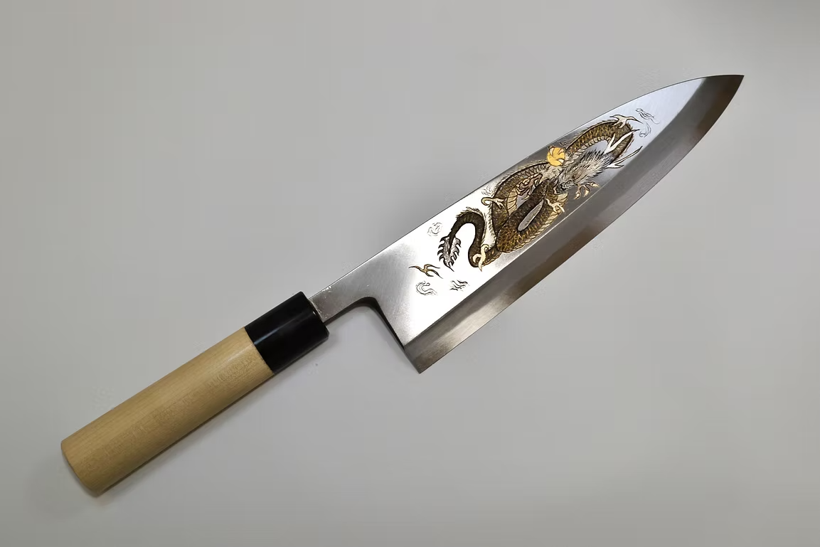 堺 孝行 窪田金屬飾雕刻 一登龍門 白鋼 霞研 出刃 240mm 木蘭（口輪：水牛角） 握把