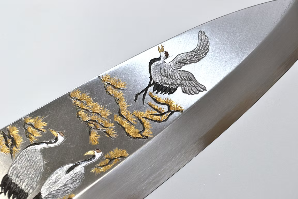 堺 孝行 窪田金屬飾雕刻 松鶴 白鋼 霞研 出刃 240mm 木蘭（口輪：水牛角） 握把