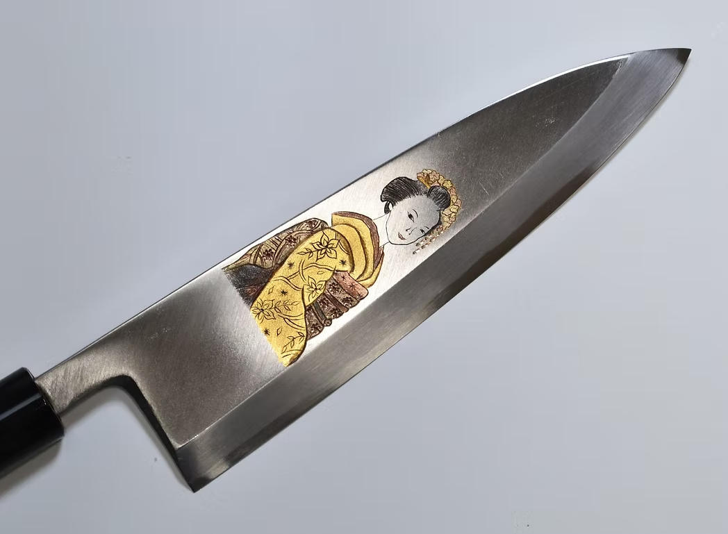 堺 孝行 窪田金屬飾雕刻 藝者 白鋼 霞研 出刃 240mm 木蘭（口輪：水牛角） 握把