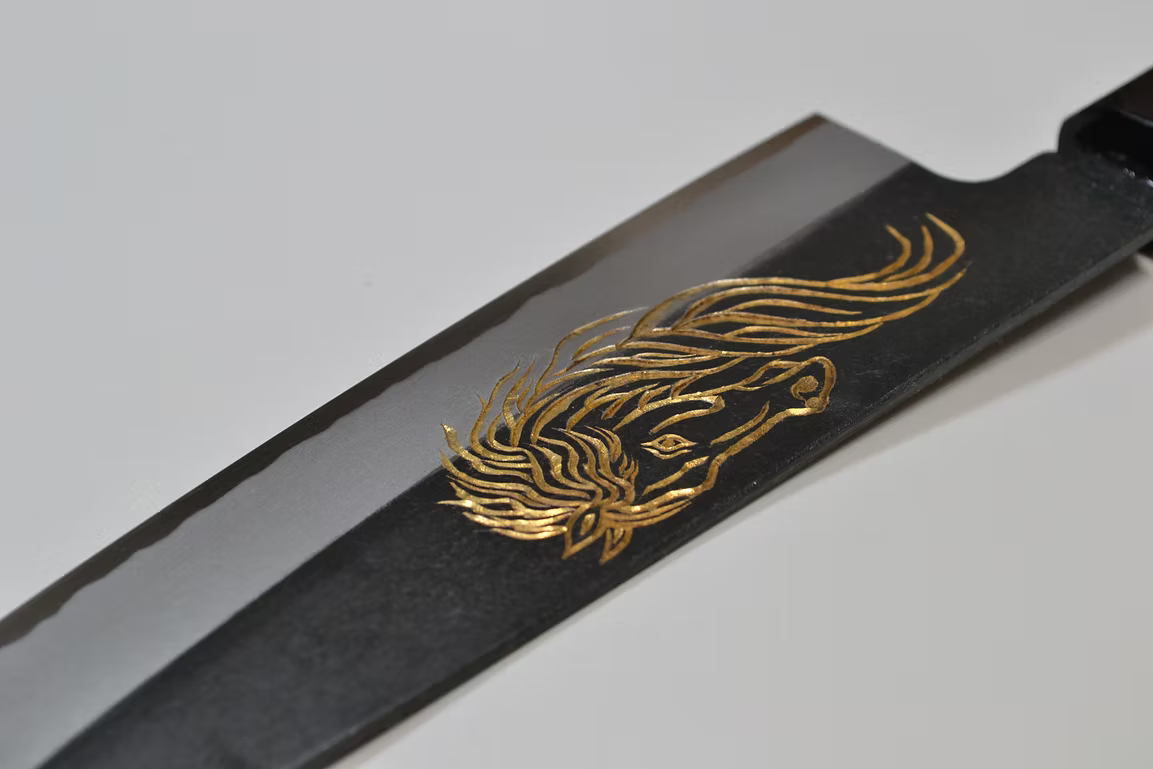 堺 孝行 窪田金雕刻 天馬 白鋼二號 黑打 三德刀 180mm 黑檀（口輪：黑水牛銀輪） 握把