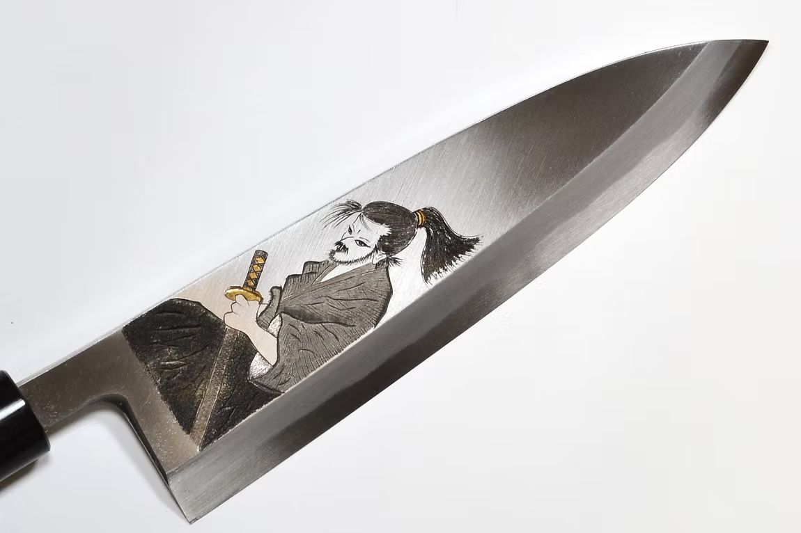 堺 孝行 窪田金屬飾雕刻 武士的一分 白鋼 霞研 出刃 240mm 木蘭（口輪：水牛角） 握把