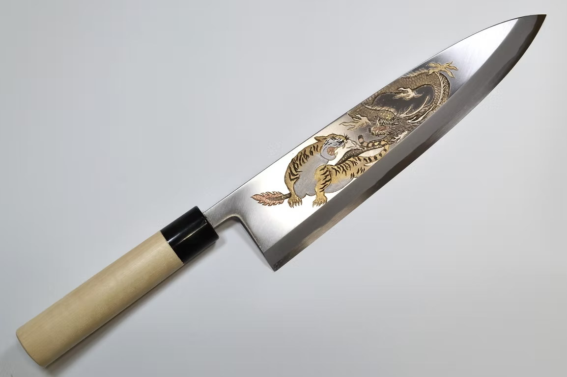 堺 孝行 窪田金屬飾雕刻 龍驤虎視 白鋼 霞研 出刃 300mm 木蘭（口輪：水牛角） 握把