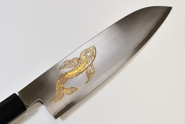 堺 孝行 窪田金雕刻 金魚 銀三鋼 三德刀 180mm 黑檀（口輪：黑水牛銀輪） 握把