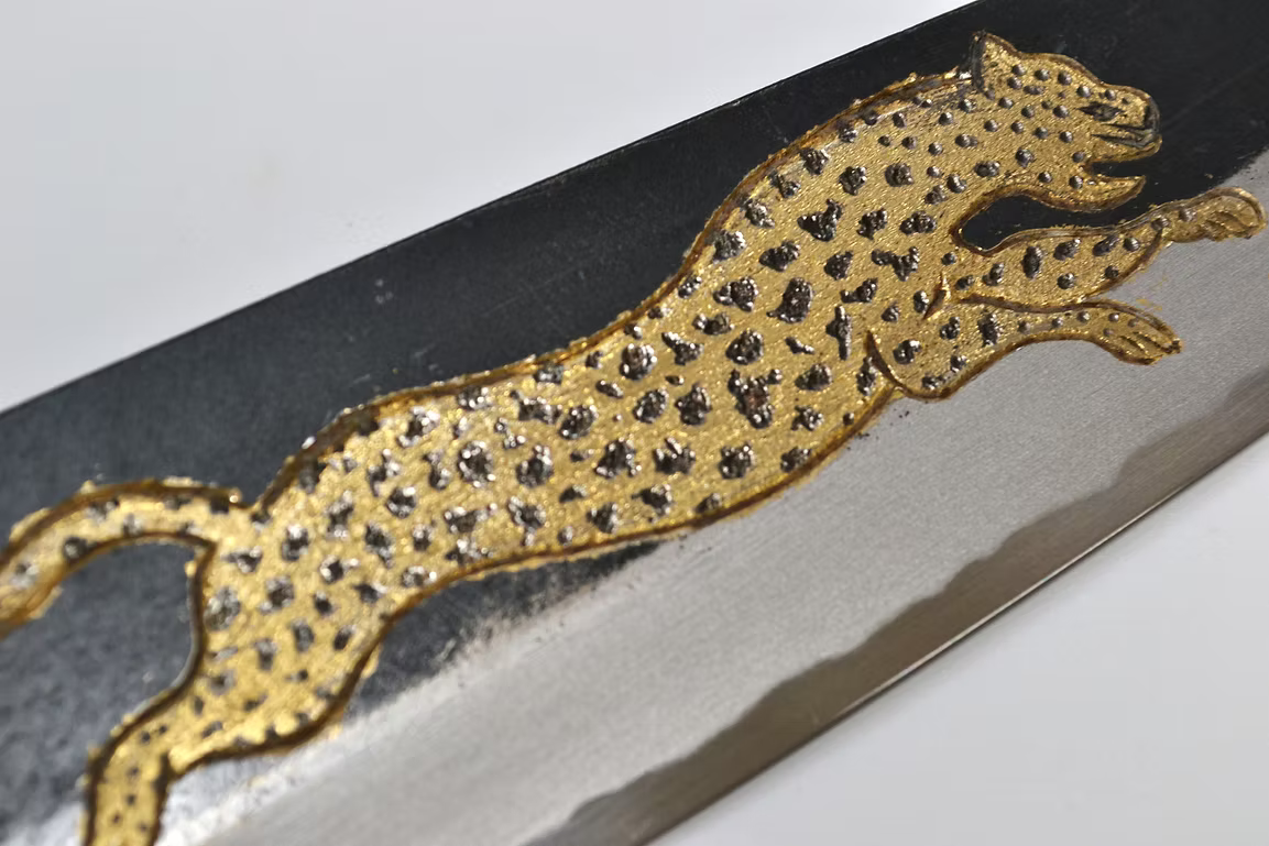 堺 孝行 窪田金屬飾雕刻 獵豹 白鋼二號 黑打 牛刀 210mm 黑檀（口輪：黑水牛銀輪） 握把