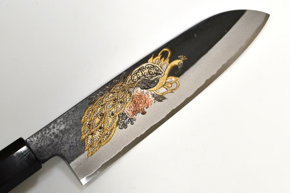 堺 孝行 窪田金屬飾雕刻 孔雀 白鋼二號 黑打 三德刀 180mm 黑檀（口輪：黑水牛銀輪） 握把