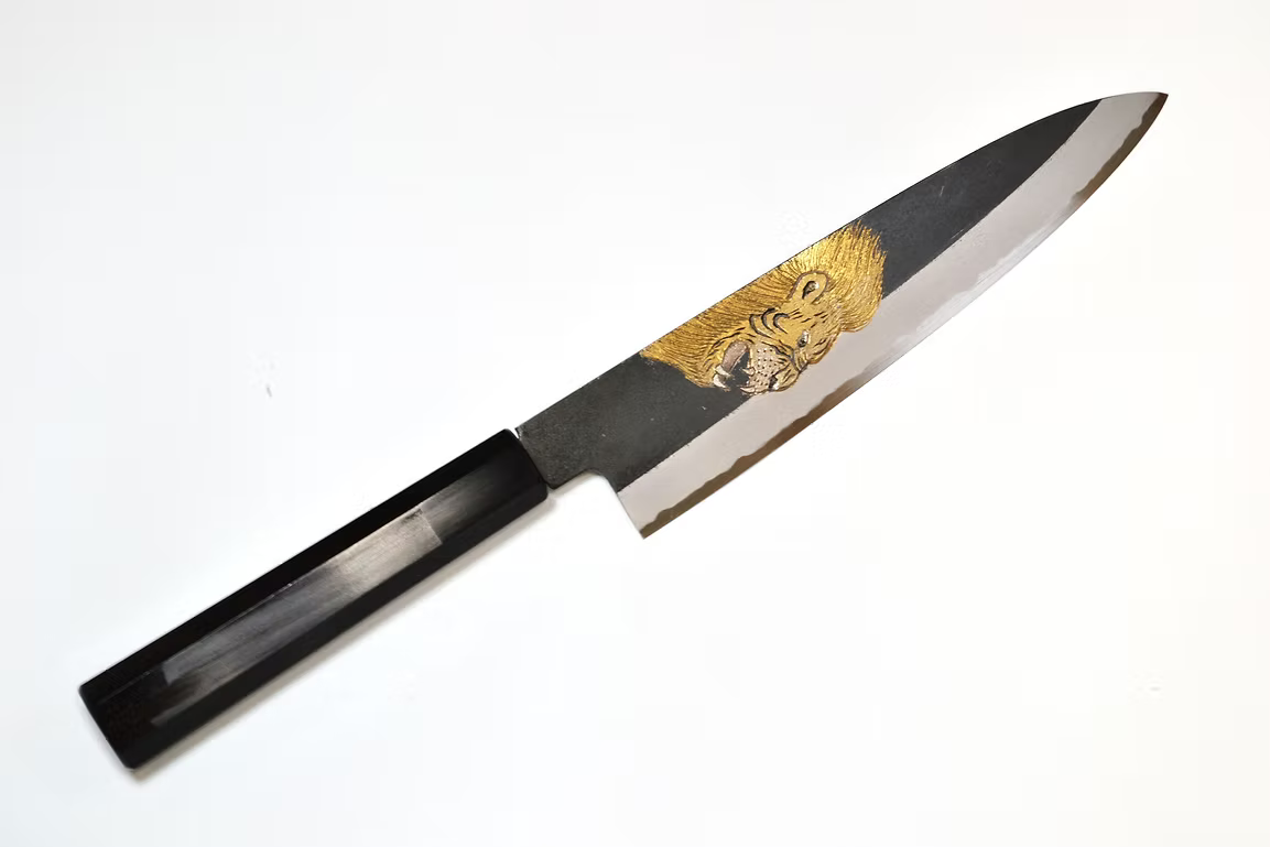 堺 孝行 窪田金屬飾雕刻 獅子吼 白鋼二號 黑打 牛刀 210mm 黑檀（口輪：黑水牛銀輪） 握把