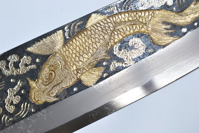 堺 孝行 窪田金屬飾雕刻 俎上之鯉 白鋼二號 黑打 出刃 240mm 黑檀（口輪：黑水牛銀輪） 握把