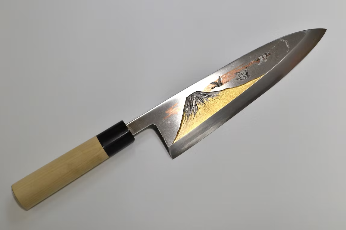 堺 孝行 窪田金屬飾雕刻 富士與鶴 白鋼 霞研 出刃 240mm 木蘭（口輪：水牛角） 握把