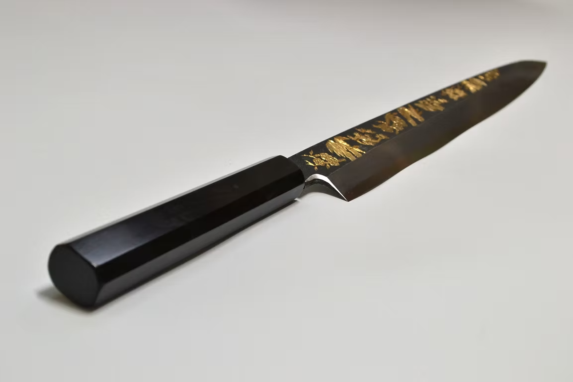 堺 孝行 窪田金雕刻 松竹梅 白鋼二號 黑打 柳刃 270mm 黑檀（口輪：黑水牛銀輪） 握把