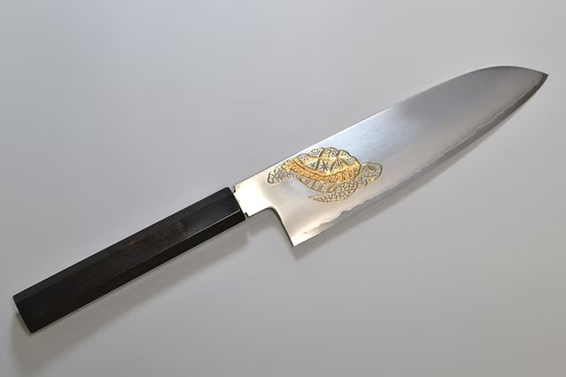 堺 孝行 窪田金雕刻 海龜 銀三鋼 三德刀 180mm 黑檀（口輪：黑水牛銀輪） 握把