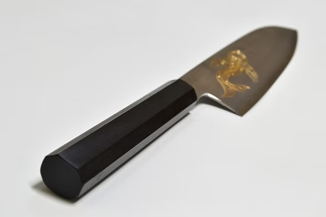 堺 孝行 窪田金雕刻 金魚 銀三鋼 三德刀 180mm 黑檀（口輪：黑水牛銀輪） 握把
