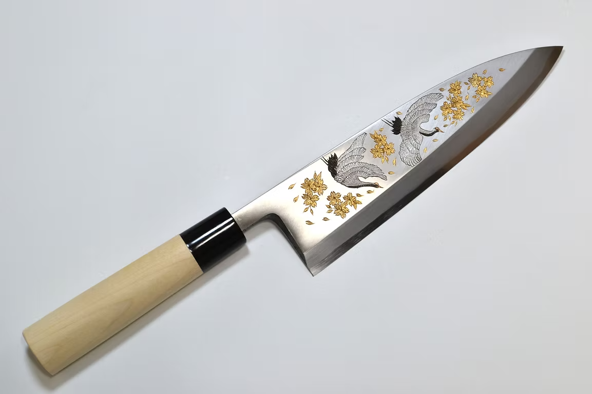 堺 孝行 窪田金屬飾雕刻 舞鶴 白鋼 霞研 出刃 240mm 木蘭（口輪：水牛角） 握把