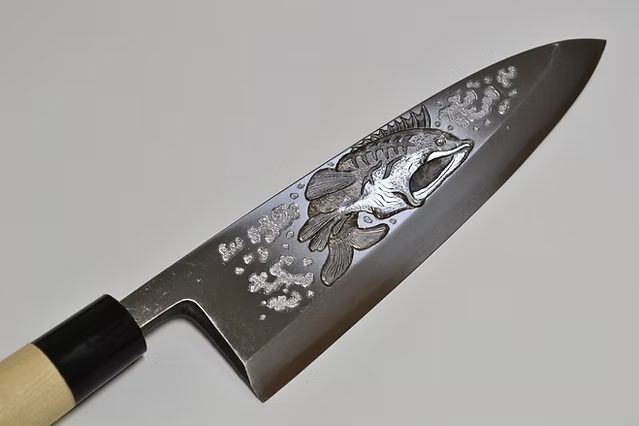 堺 孝行 窪田金屬飾雕刻 黑鱈 白鋼 霞研 出刃 240mm 木蘭（口輪：水牛角） 握把