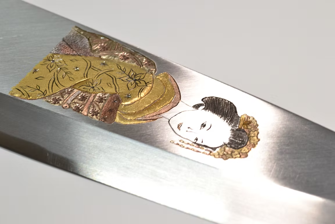 堺 孝行 窪田金屬飾雕刻 藝者 白鋼 霞研 出刃 240mm 木蘭（口輪：水牛角） 握把
