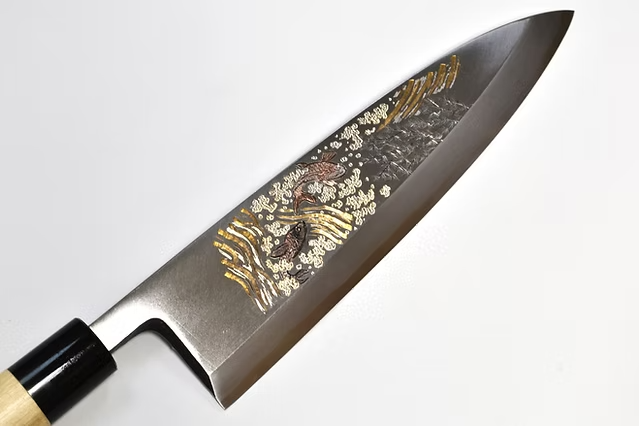 堺 孝行 窪田金屬飾雕刻 鯉躍瀑布 白鋼 霞研 出刃 240mm 木蘭（口輪：水牛角） 握把