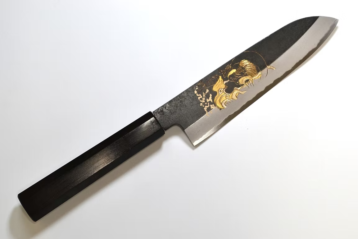 堺 孝行 窪田金雕刻 風神 白鋼二號 黑打 三德刀 180mm 黑檀（口輪：黑水牛銀輪） 握把
