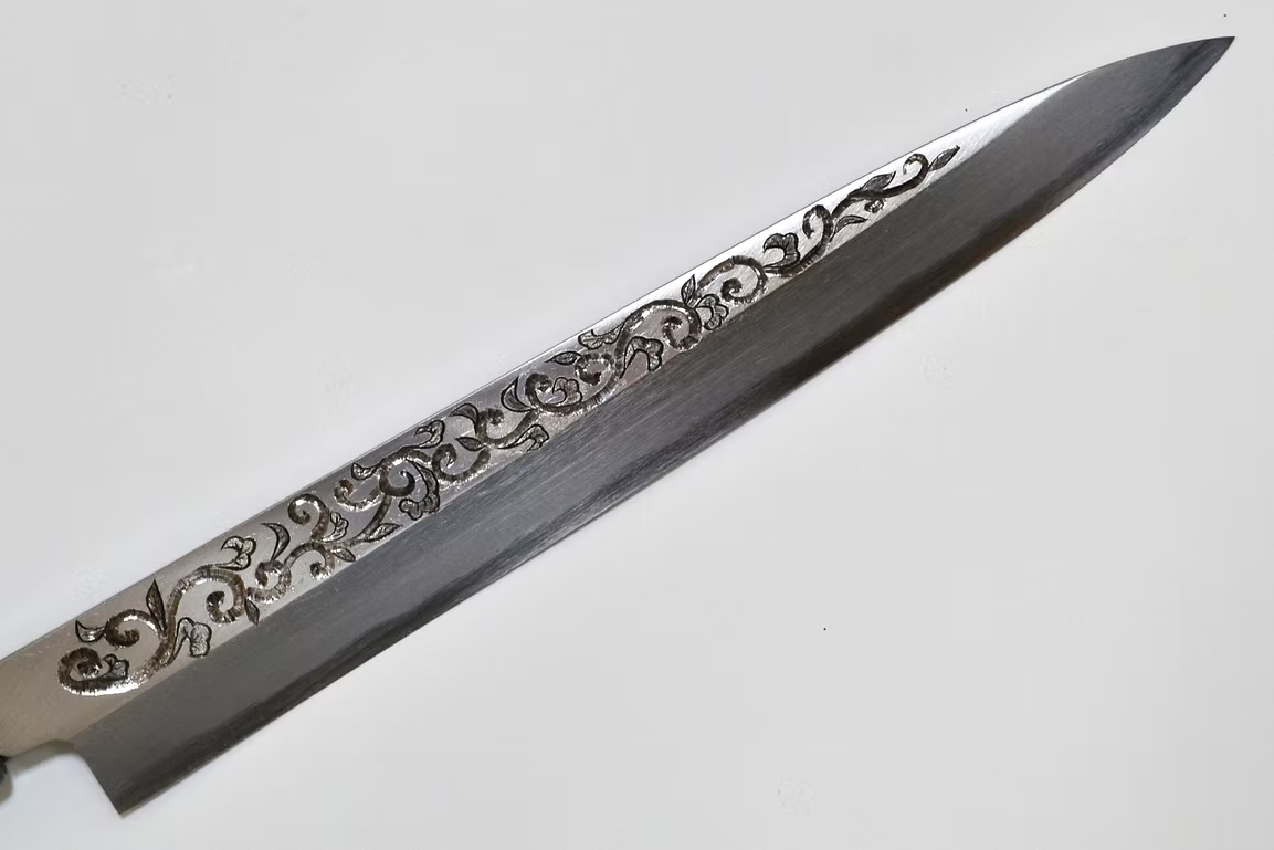 堺 孝行 窪田金屬飾雕刻 唐草 白鋼 霞研 柳刃 270mm 木蘭（口輪：水牛角） 握把
