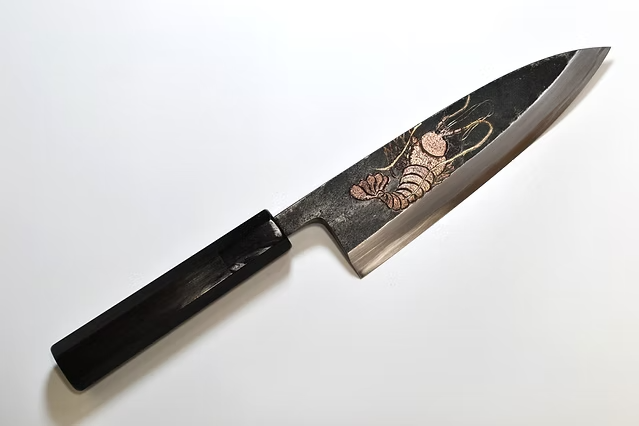 堺 孝行 窪田金屬飾雕刻 鰕 白鋼二號 黑打 出刃 165mm 黑檀（口輪：黑水牛銀輪） 握把