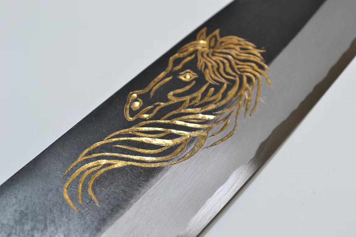 堺 孝行 窪田金雕刻 天馬 白鋼二號 黑打 三德刀 180mm 黑檀（口輪：黑水牛銀輪） 握把