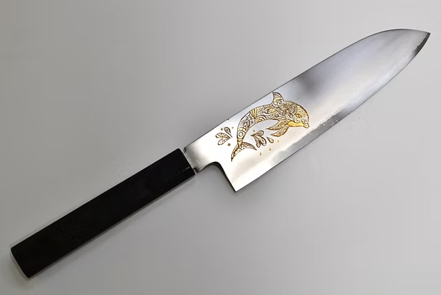 堺 孝行 窪田金雕刻 海豚 銀三鋼 三德刀 180mm 黑檀（口輪：黑水牛銀輪） 握把