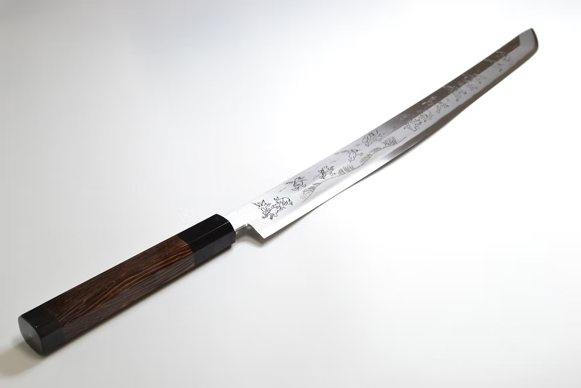 堺 孝行 窪田金屬飾雕刻 鳥獸戲畫 銀三鋼 先丸柳刃 330mm 雞翅木（口輪：黒色水牛角） 握把
