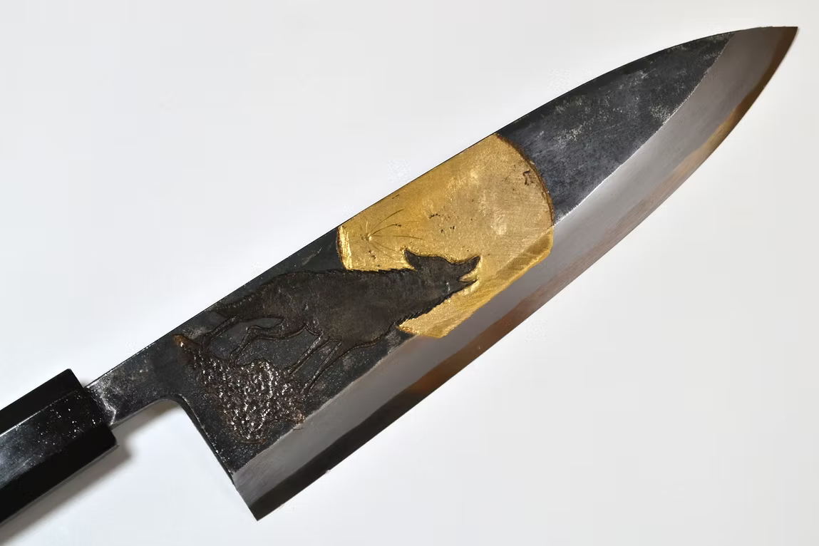 堺 孝行 窪田金屬飾雕刻 遠吠 白鋼二號 黑打 出刃 210mm 黑檀（口輪：黑水牛銀輪） 握把