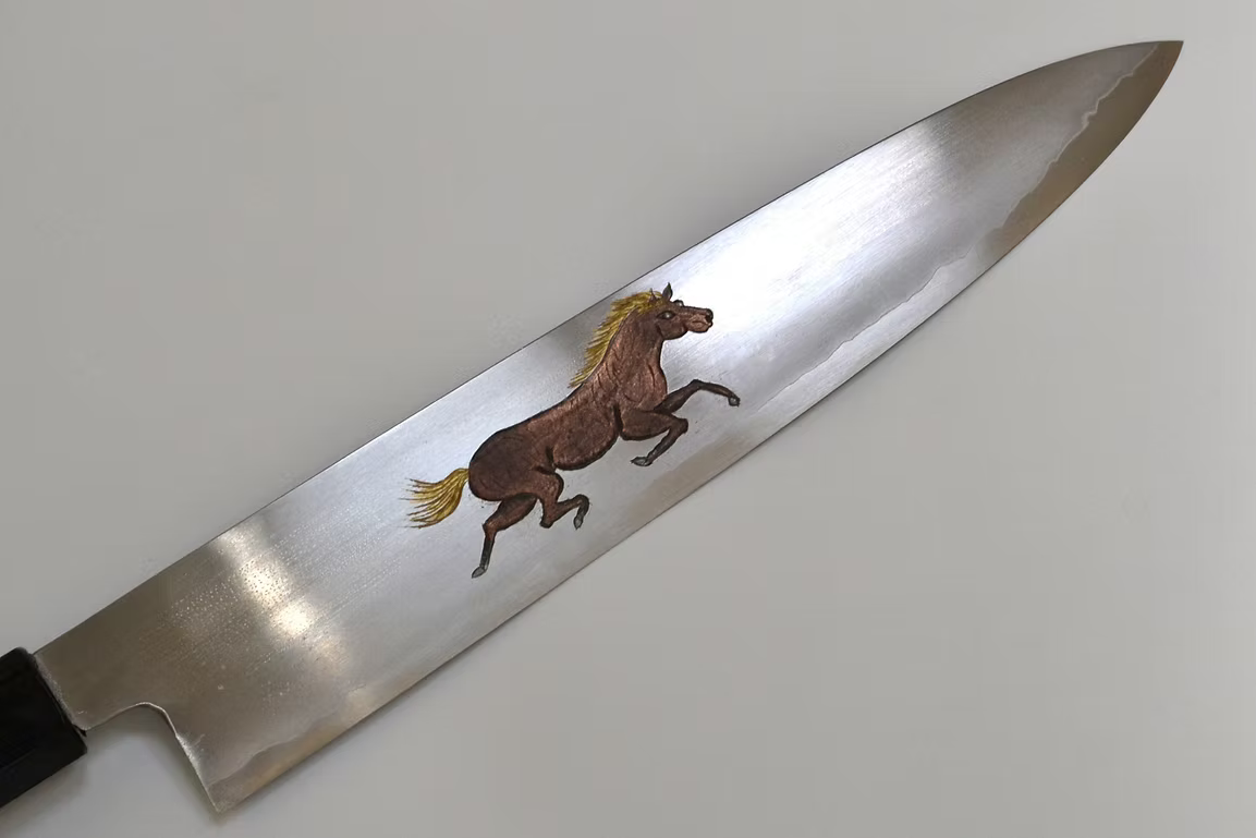堺 孝行 窪田金屬飾雕刻 奔馬 銀三鋼 牛刀 210mm 黑檀（口輪：黑水牛銀輪） 握把