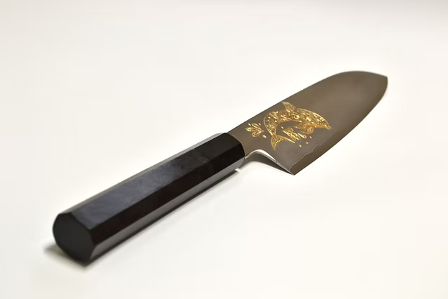 堺 孝行 窪田金雕刻 海豚 銀三鋼 三德刀 180mm 黑檀（口輪：黑水牛銀輪） 握把