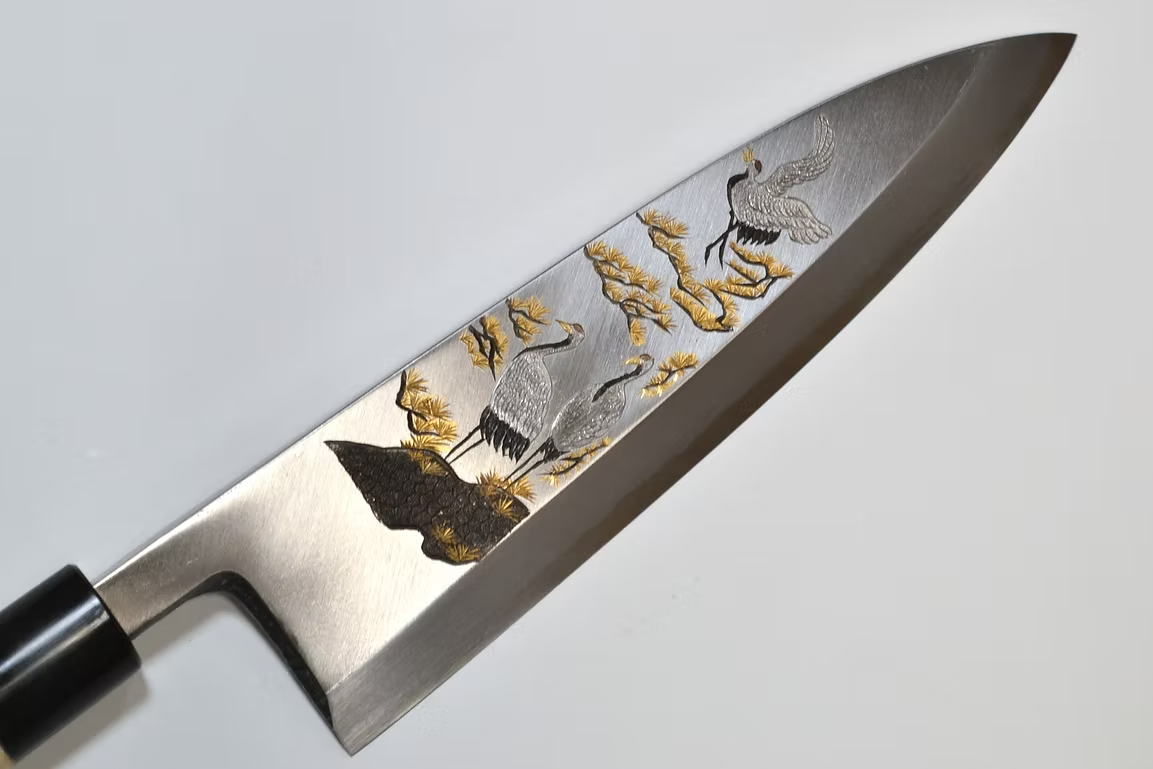 堺 孝行 窪田金屬飾雕刻 松鶴 白鋼 霞研 出刃 240mm 木蘭（口輪：水牛角） 握把