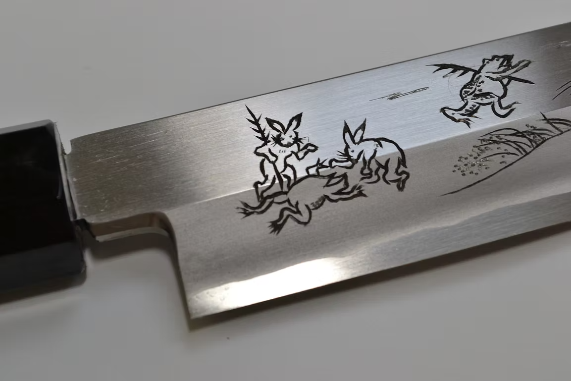 堺 孝行 窪田金屬飾雕刻 鳥獸戲畫 銀三鋼 先丸柳刃 330mm 雞翅木（口輪：黒色水牛角） 握把