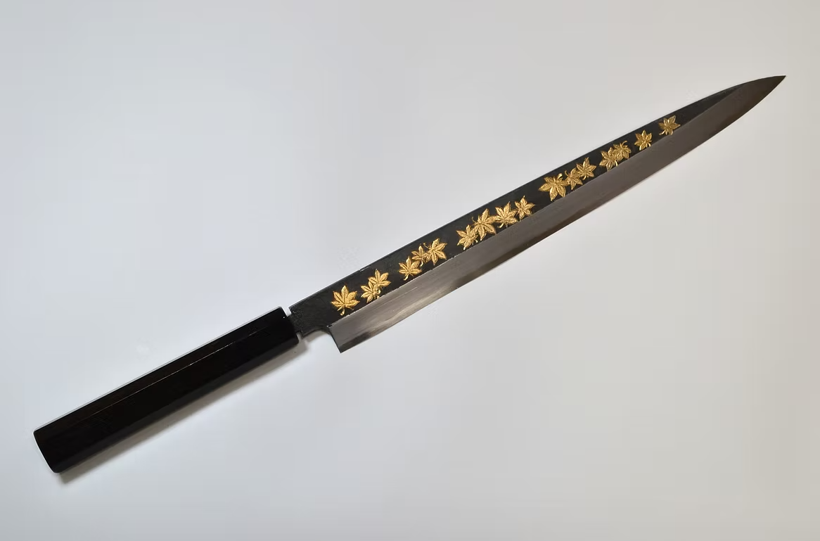 堺 孝行 窪田金雕刻 楓葉 白鋼二號 黑打 柳刃 270mm 黑檀（口輪：黑水牛銀輪） 握把
