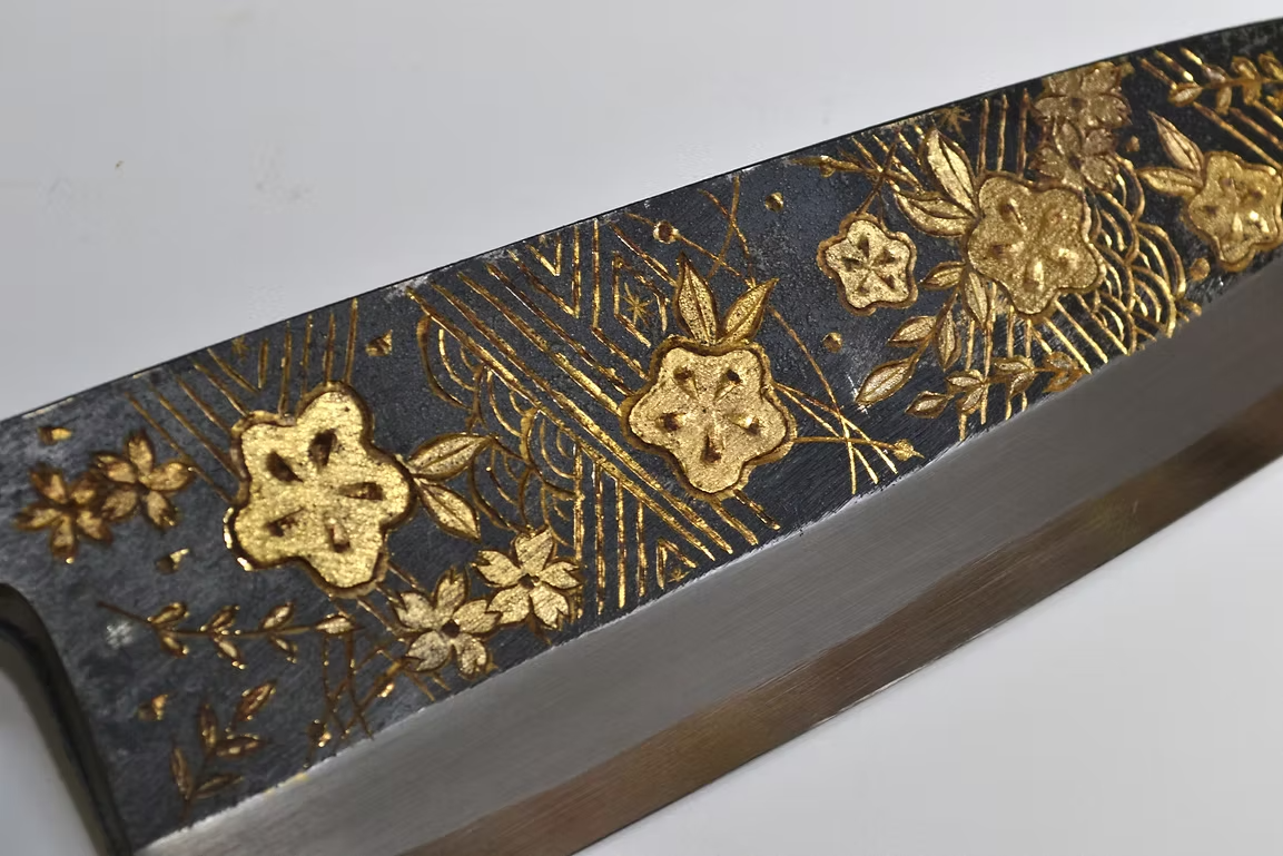堺 孝行 窪田金雕刻 花柳 白鋼二號 黑打 出刃 165mm 黑檀（口輪：黑水牛銀輪） 握把
