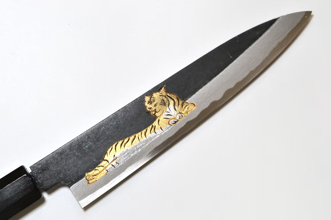 堺 孝行 窪田金屬飾雕刻 餓虎 白鋼二號 黑打 多用途小刀 150mm 黑檀（口輪：黑水牛銀輪） 握把