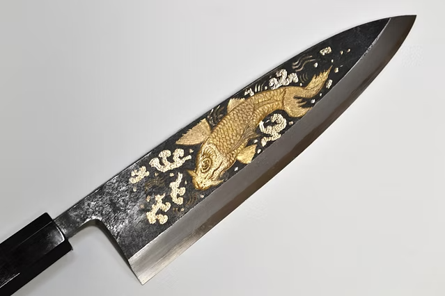堺 孝行 窪田金屬飾雕刻 俎上之鯉 白鋼二號 黑打 出刃 240mm 黑檀（口輪：黑水牛銀輪） 握把