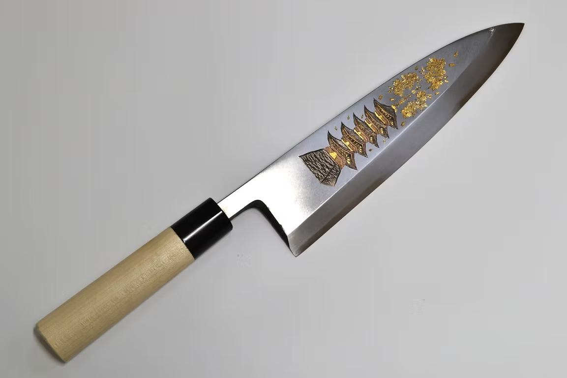 堺 孝行 窪田金屬飾雕刻 五重塔 白鋼 霞研 出刃 240mm 木蘭（口輪：水牛角） 握把