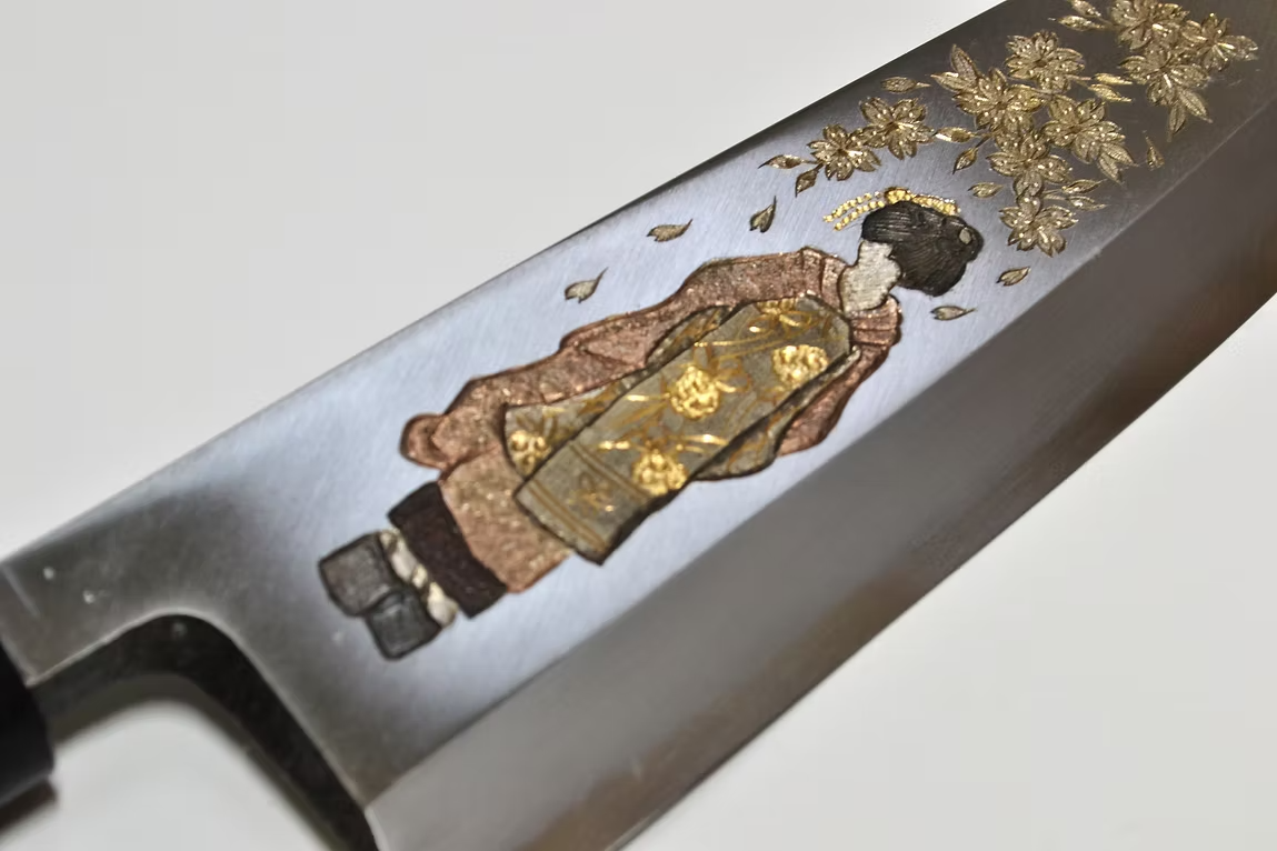 堺 孝行 窪田金屬飾雕刻 舞妓與櫻 白鋼 霞研 出刃 240mm 木蘭（口輪：水牛角） 握把