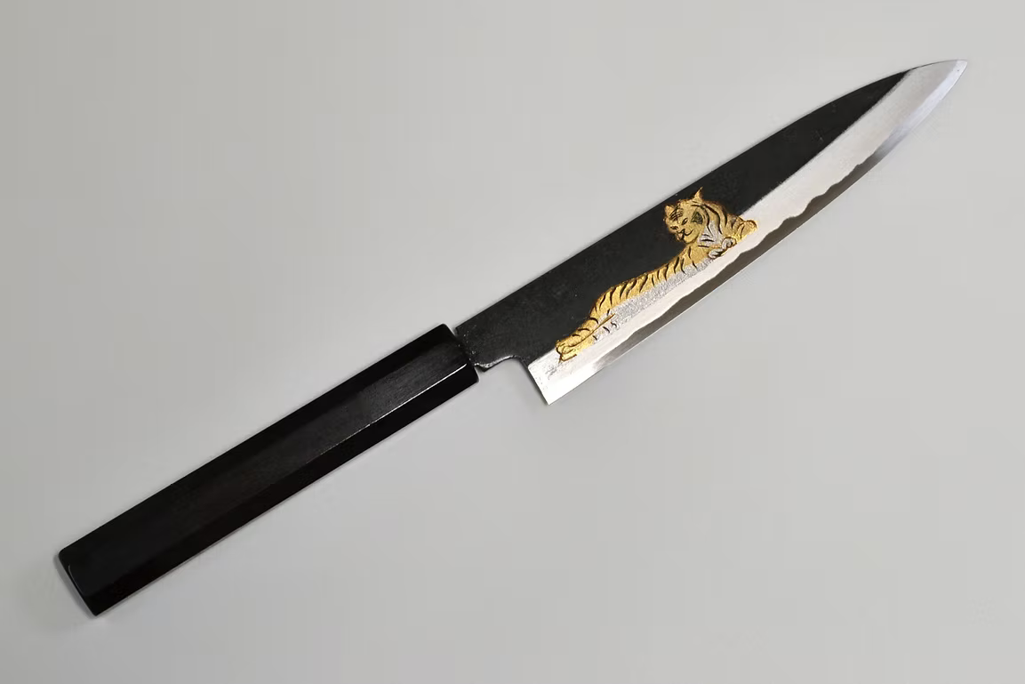 堺 孝行 窪田金屬飾雕刻 餓虎 白鋼二號 黑打 多用途小刀 150mm 黑檀（口輪：黑水牛銀輪） 握把
