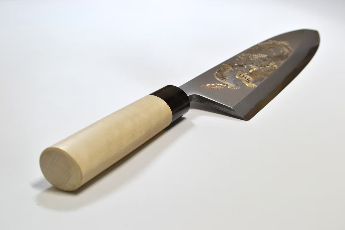 堺 孝行 窪田金屬飾雕刻 龍驤虎視 白鋼 霞研 出刃 300mm 木蘭（口輪：水牛角） 握把