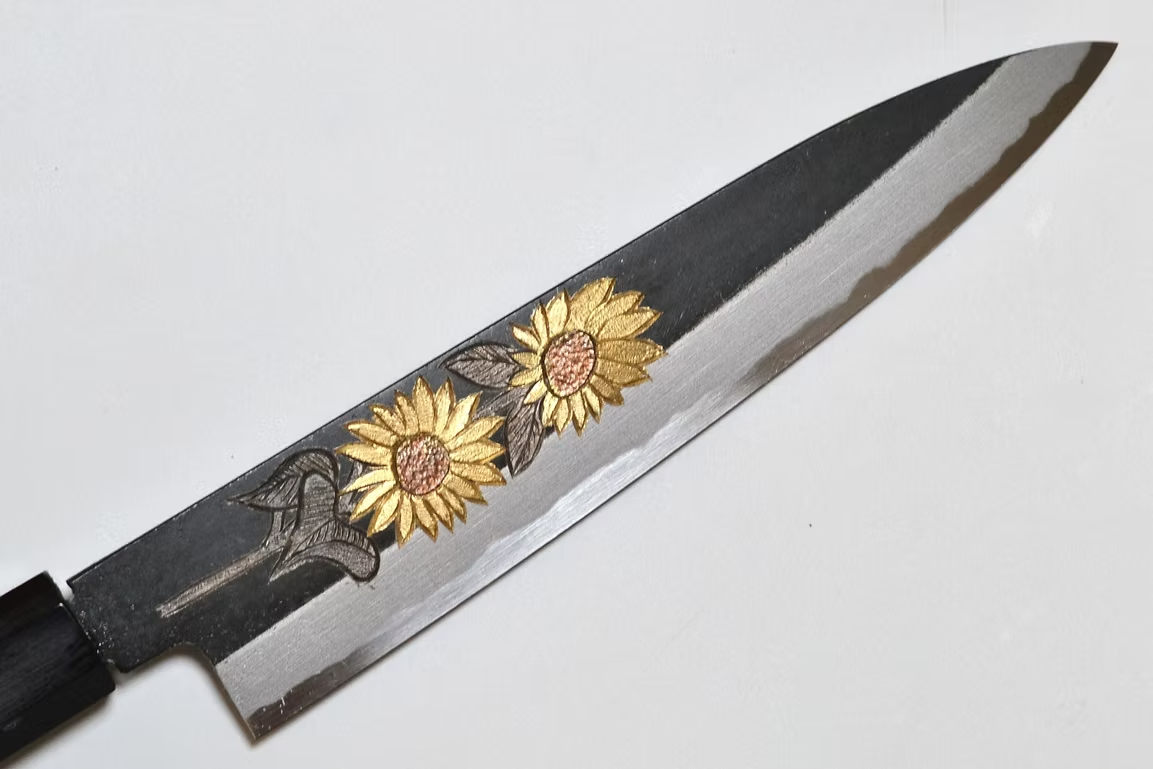 堺 孝行 窪田金屬飾雕刻 向日葵 白鋼二號 黑打 多用途小刀 150mm 黑檀（口輪：黑水牛銀輪） 握把
