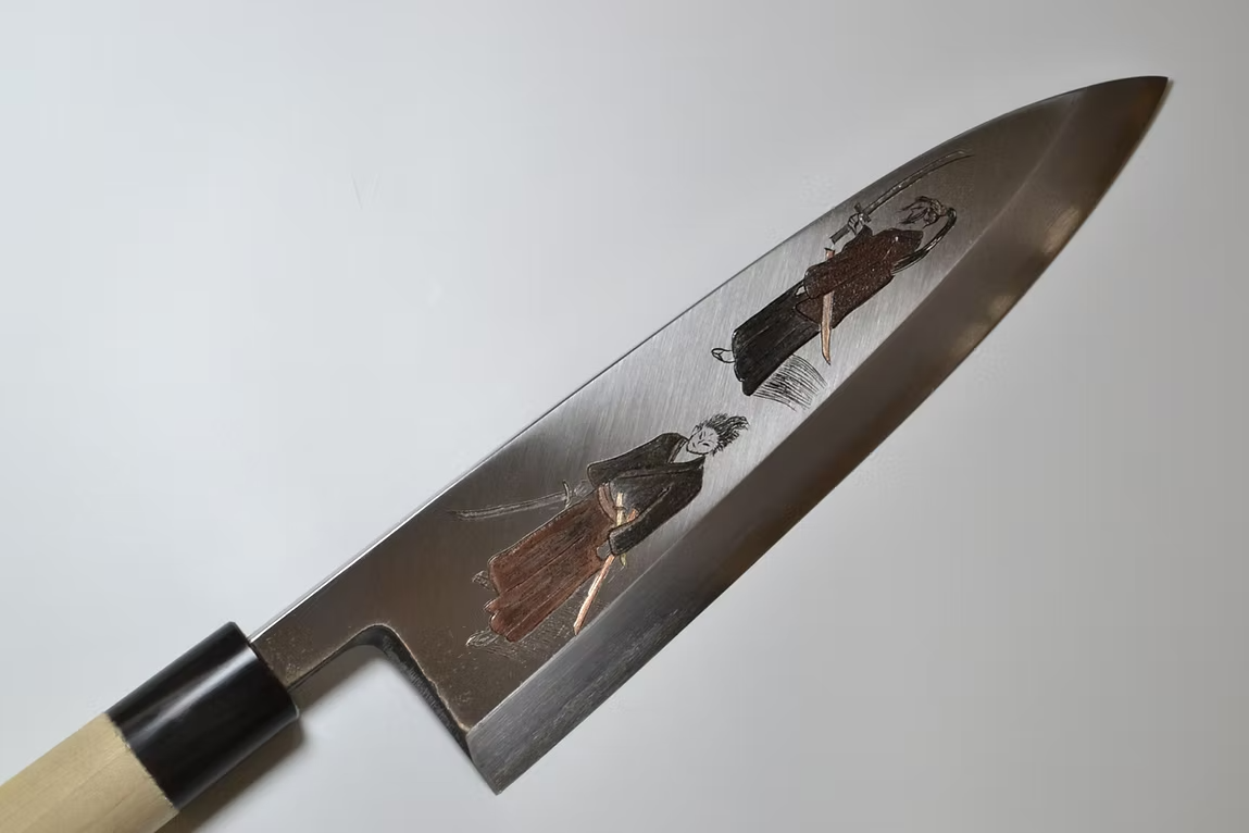 堺 孝行 窪田金屬飾雕刻 武藏與小次郎 白鋼 霞研 出刃 240mm 木蘭（口輪：水牛角） 握把