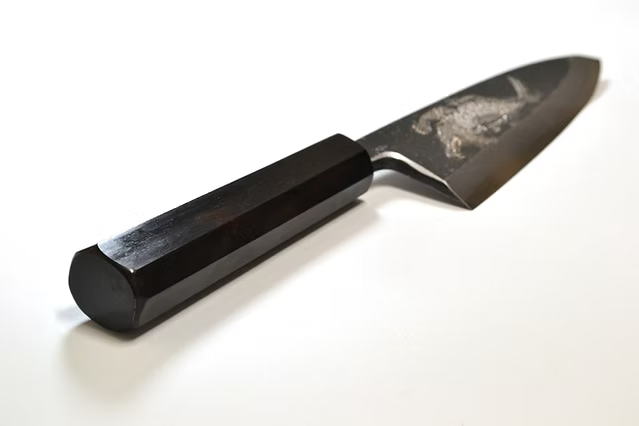 堺 孝行 窪田金屬飾雕刻 鱷魚 白鋼二號 黑打 出刃 165mm 黑檀（口輪：黑水牛銀輪） 握把