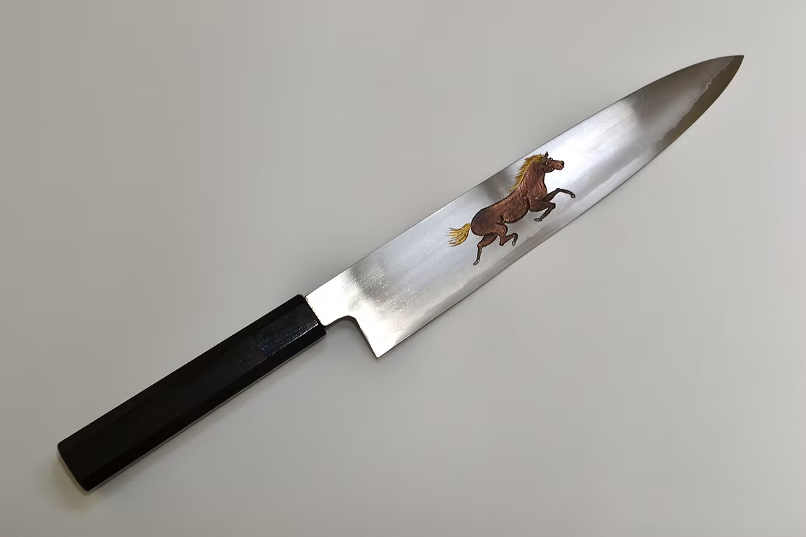 堺 孝行 窪田金屬飾雕刻 奔馬 銀三鋼 牛刀 210mm 黑檀（口輪：黑水牛銀輪） 握把