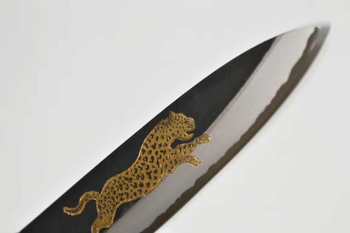 堺 孝行 窪田金屬飾雕刻 獵豹 白鋼二號 黑打 牛刀 210mm 黑檀（口輪：黑水牛銀輪） 握把