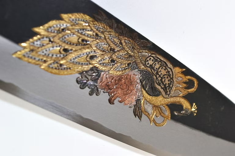 堺 孝行 窪田金屬飾雕刻 孔雀 白鋼二號 黑打 三德刀 180mm 黑檀（口輪：黑水牛銀輪） 握把
