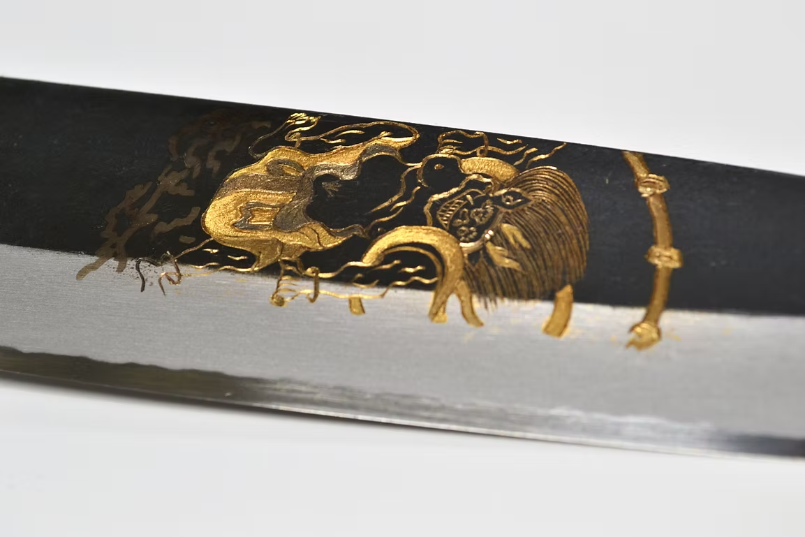 堺 孝行 窪田金雕刻 雷神 白鋼二號 黑打 三德刀 180mm 黑檀（口輪：黑水牛銀輪） 握把
